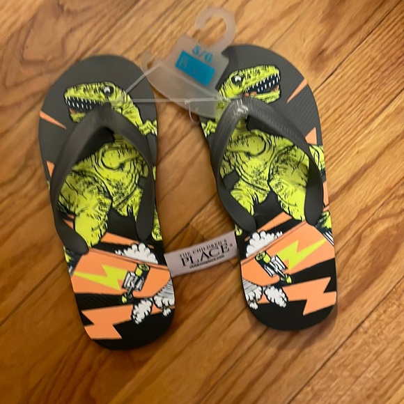 Children Place Dino print flip flops, size 5/6. Color gray, 100% plastic. - Picture 2 of 16